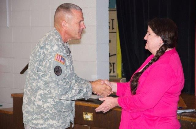Fort Campbell contracting director to retire