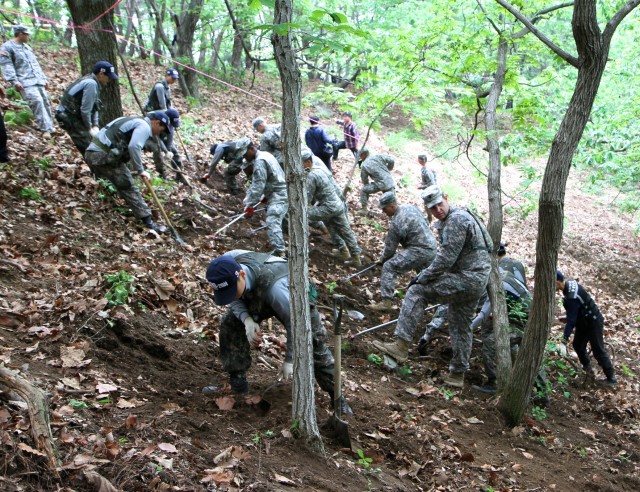 Soldiers lead Korean War remains excavation