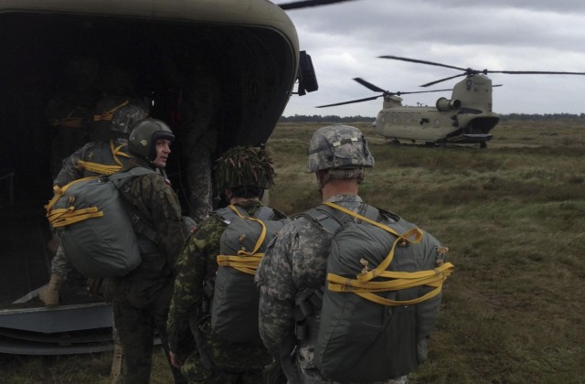 US, Canadian and Polish soldiers train for allied airborne operations