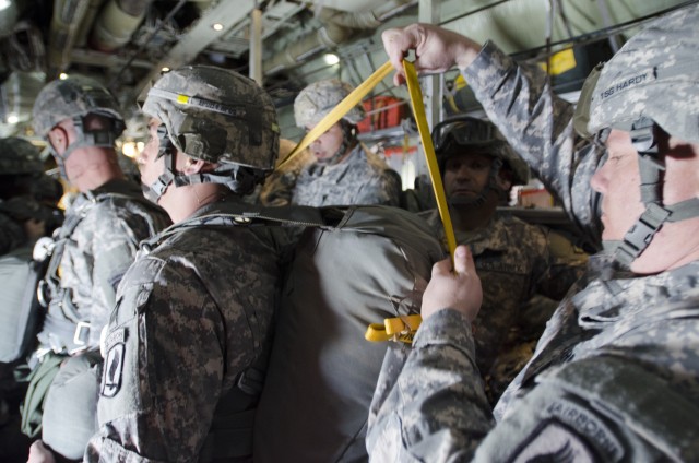173rd Airborne leaders conduct in-flight rig for Netherlands jump