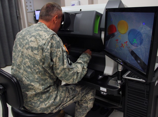 Tripler's top leader demonstrates a high fidelity virtual reality trainer
