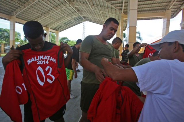 Philippine, U.S. soldiers and civilians shoot hoops, build friendships and have fun