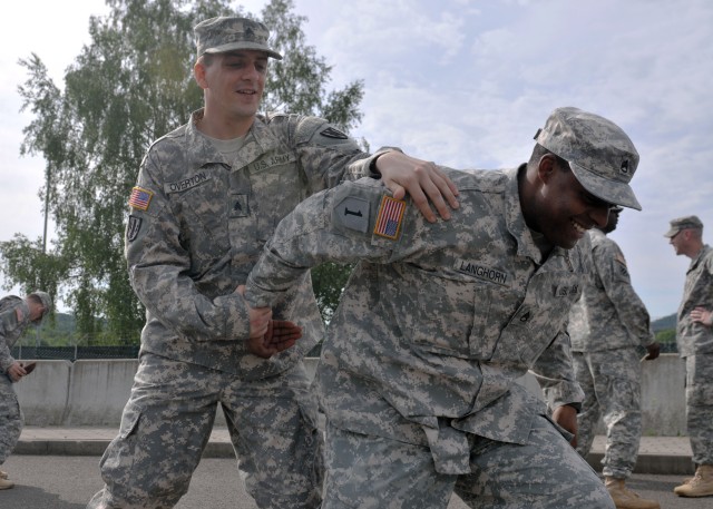 Soldiers train to conduct installation access control