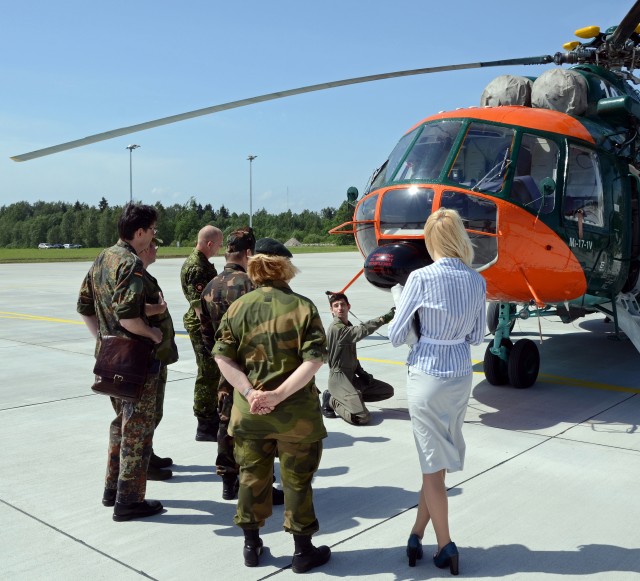 Briefing on the helicopter