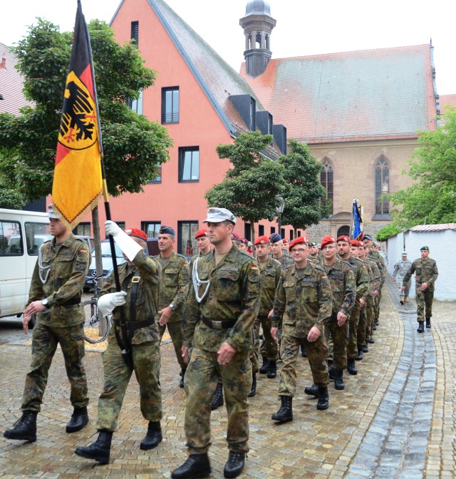 Bundeswehr Ellwangen marches in