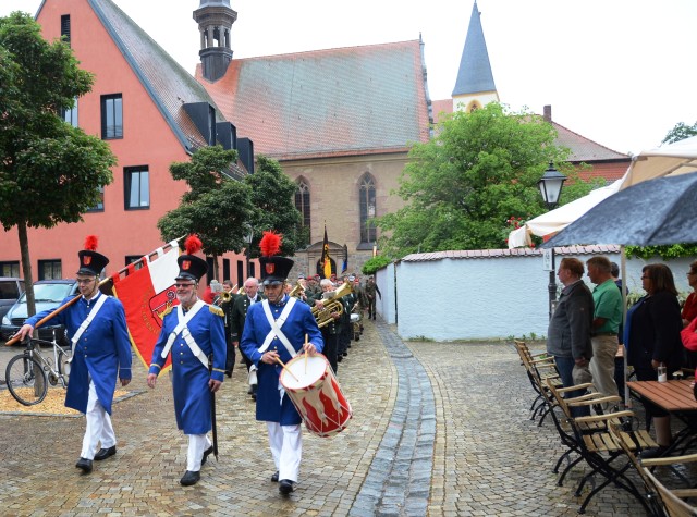 Stadtsoldaten und Musikkapelle gehen voran.