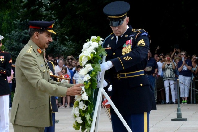 Pakistan's Chairman lays wreath in Arlington