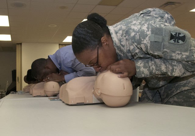 412th TEC Soldiers, civilians learn life saving