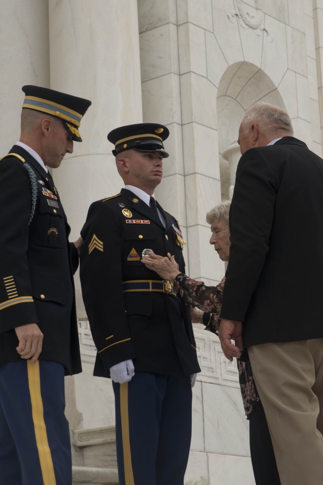 Porter Becomes Third Medic in History to Receive Tomb Badge