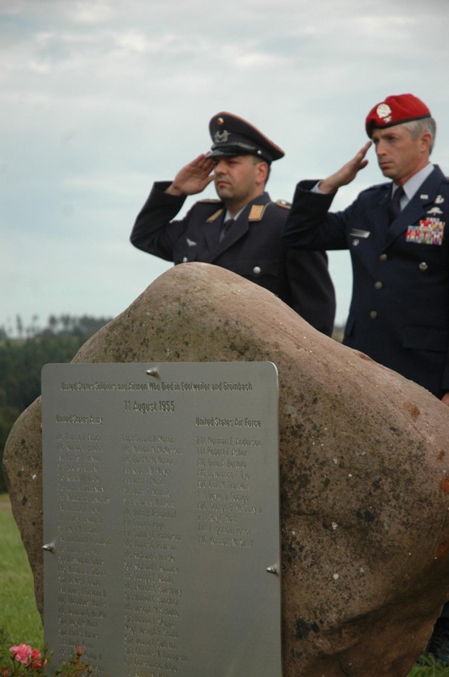 Germans, Americans Honor Fallen U.S. Troops