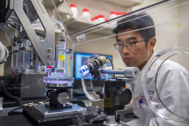 Army invests in 3-D bioprinting to treat injured Soldiers