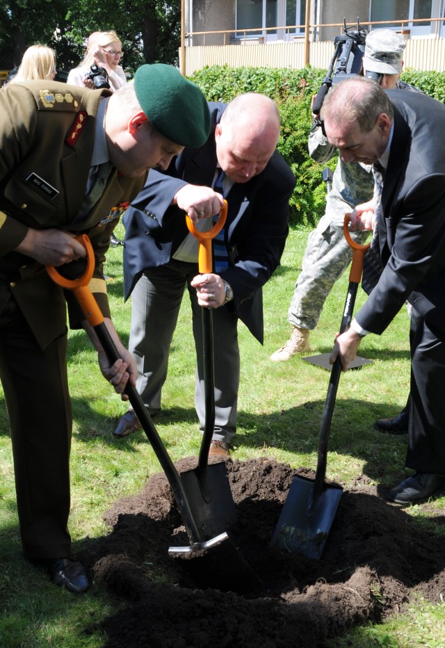 U.S. Ambassador to Estonia joins prime minister at clinic opening