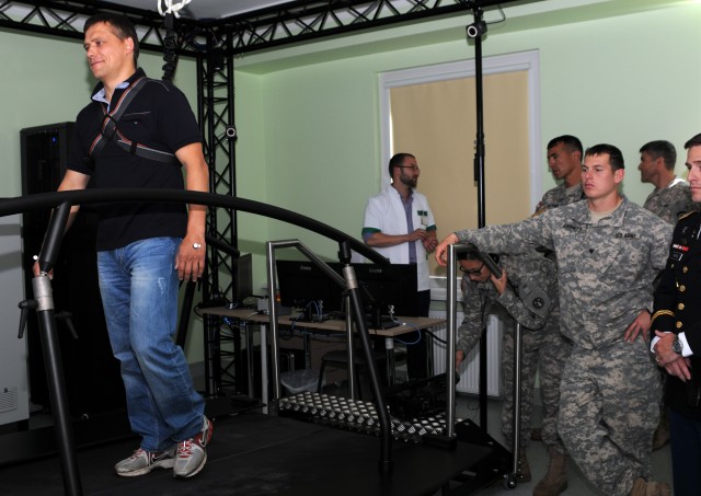 Paratroopers join brothers-in-arms at Amputee Care Center