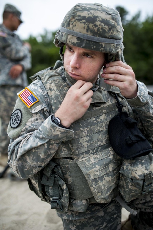 Soldiers tackle warrior tasks during 2014 Army Reserve Best Warrior Competition