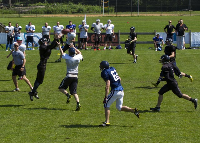 Paratroopers referee American football game in Estonia