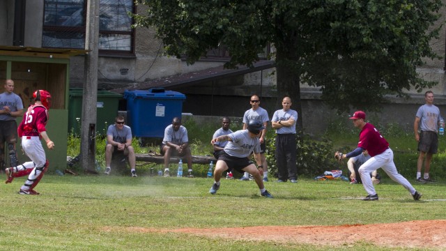 Paratroopers, Latvians teach children baseball