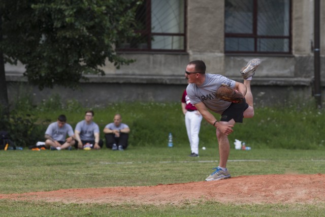 Paratroopers, Latvians teach children baseball
