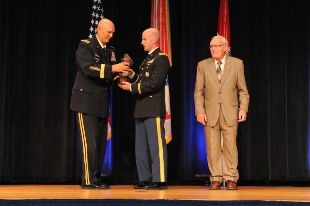 Army Reserve CID Agent wins prestigious MacArthur Leadership Award