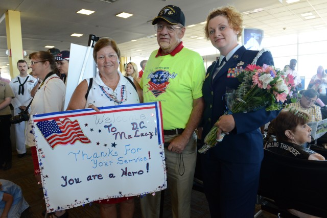 WWII veteran, 108, gets hero's welcome in DC