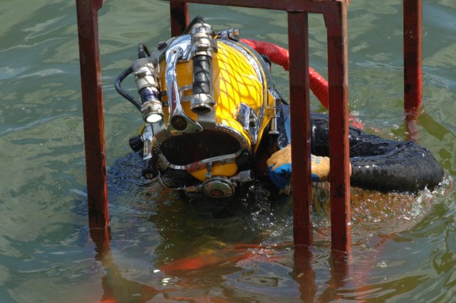 Dive team demonstrates its quick-response capability