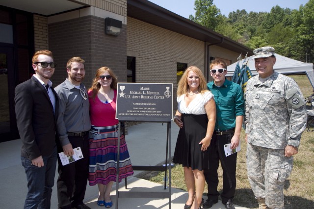 Mundell family, plaque and Maj. Gen. Beck