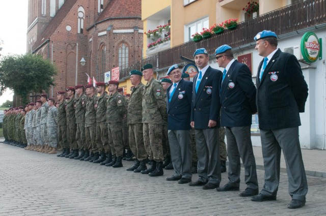 Paratroopers honor the 70th Anniversary of Warsaw Uprising