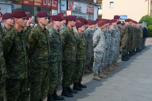 Paratroopers honor the 70th Anniversary of Warsaw Uprising