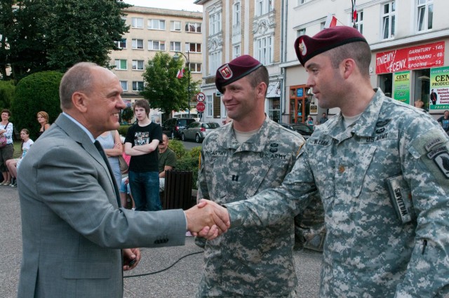 Paratroopers honor the 70th anniversary of Warsaw Uprising