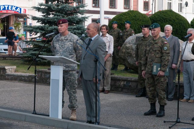 Paratroopers honor the 70th anniversary of Warsaw Uprising