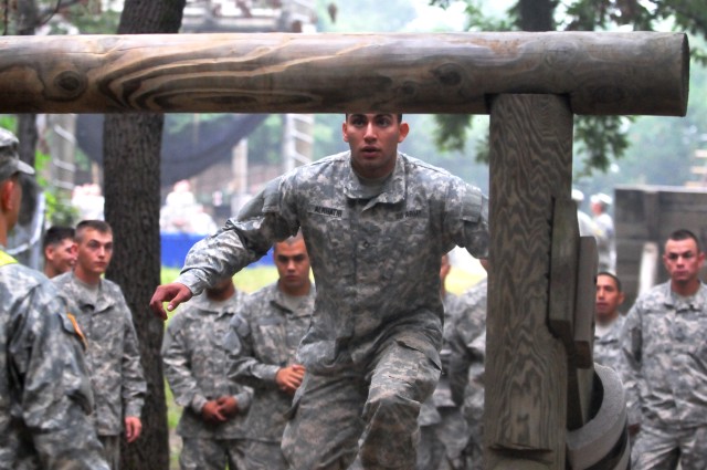 Soldiers take on air assault course