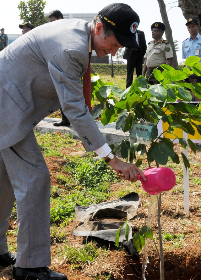 U.S. Ambassador to Indonesia pours water on a miracle tree