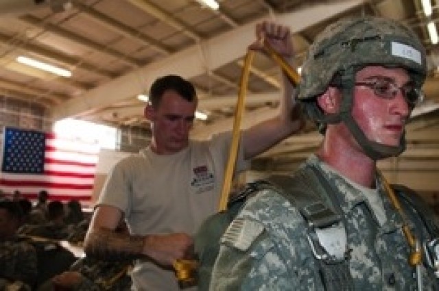 Jumpmaster earns Senior Wings