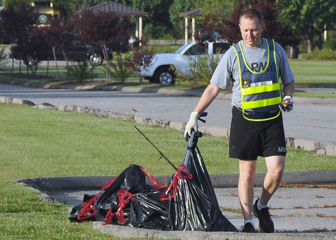 Trash patrol -- 4-10th tackles post beautification | Article | The United States Army