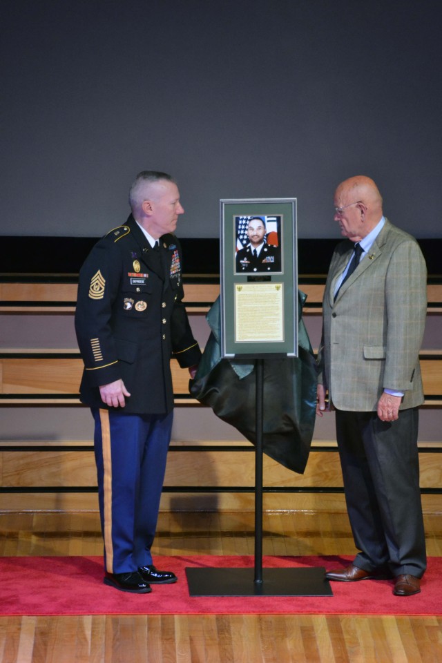 Gen. Gordon Sullivan helps induct CSM Don Thomas into USASMA Hall of Honor