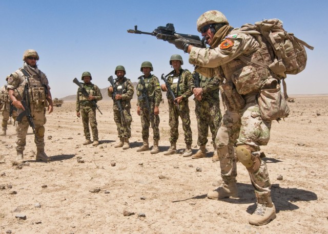 Slovak team trains Afghan soldiers to instruct their own weapons training