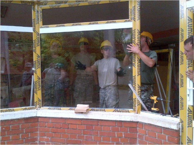 US, Macedonia Soldiers improve kindergarten