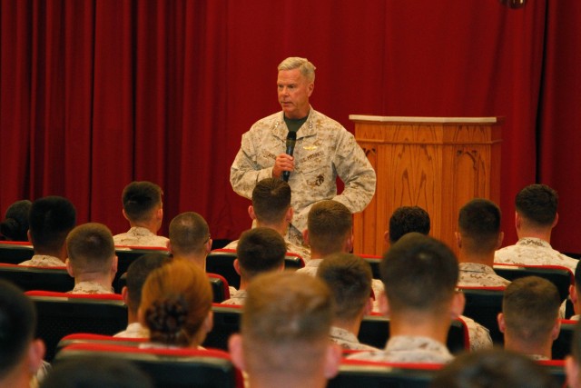 Gen. James F. Amos visits Camp Arifjan