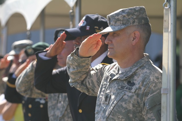 SMA Chandler addresses Soldier, family member questions during Fort Campbell visit
