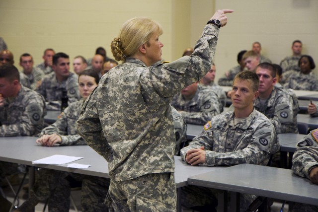 200th MPCOM Senior NCO talks with Nashville-based Army Reserve Soldiers