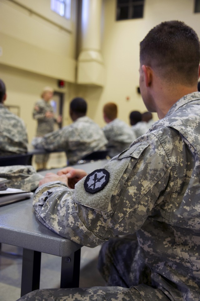 200th MPCOM Senior NCO talks with Nashville-based Army Reserve Soldiers