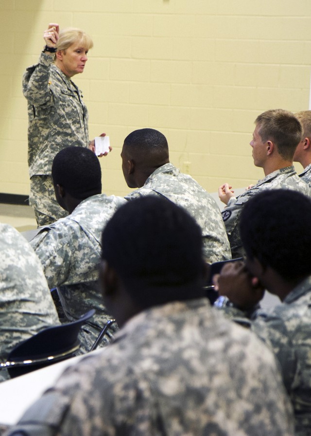 200th MPCOM Senior NCO talks with Nashville-based Army Reserve Soldiers