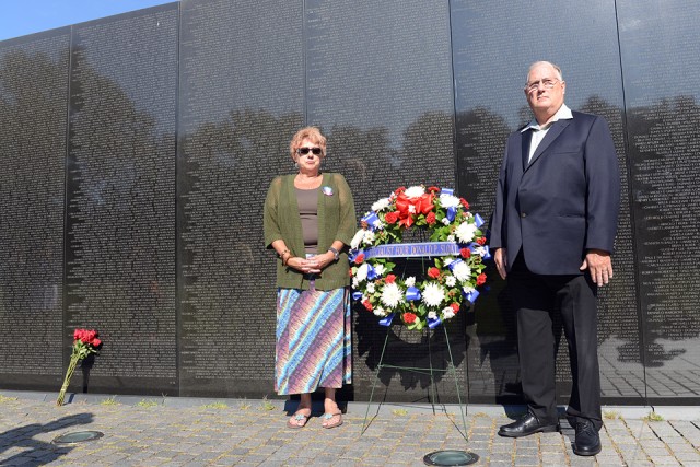 Family of MOH recipient Sloat makes solemn visit to Vietnam Wall