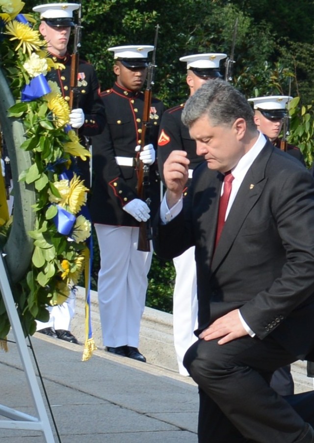 President of Ukraine lays a wreath at Tomb of the Unknowns