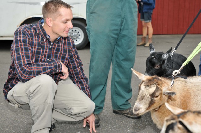 Army medics shadow veterinarian at the Washington State Fair