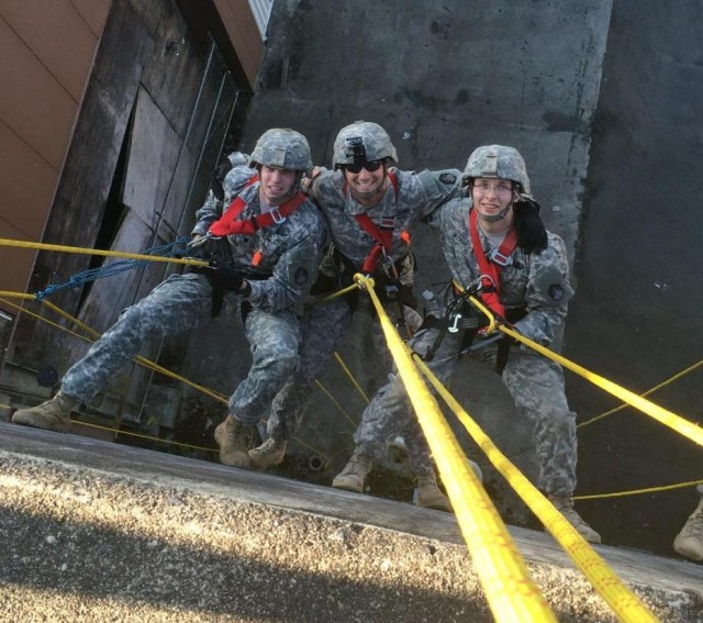 Soldiers train to operate in confined spaces