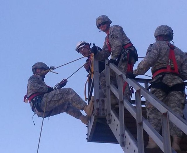 Soldiers train to operate in confined spaces