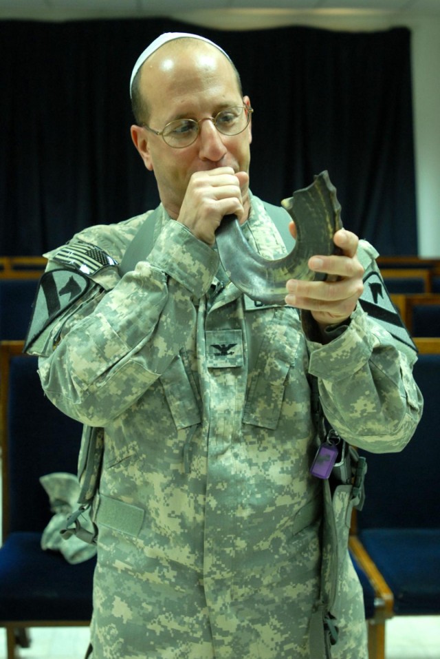 Soldiers travel to VBC to celebrate the Jewish New Year