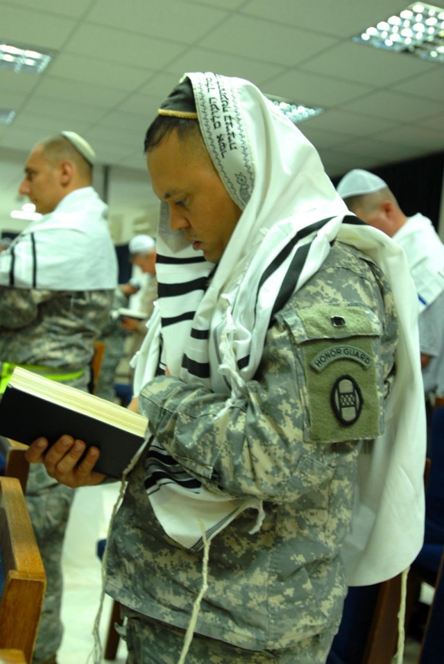 Soldiers travel to VBC to celebrate the Jewish New Year