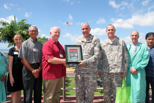 Legacy of Life staff present Health and Human Services Medal of Honor award to Tripler