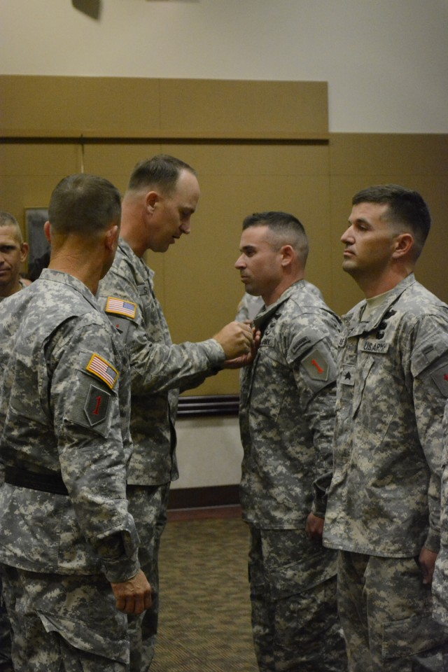 3rd Recruiting Brigade Commandant presents Bronze Star with Valor to ...